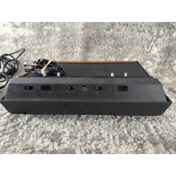 ATARI 2600 SIX SWITCH CONSOLE ONLY 100% AUTHENTIC WOOD GRAIN FOR PARTS - Picture 3 of 4